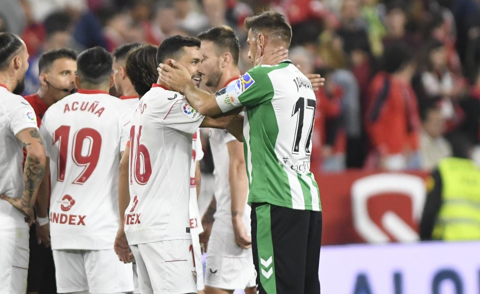 Joaquín y Jesús Navas, durante el derbi de este domingo.