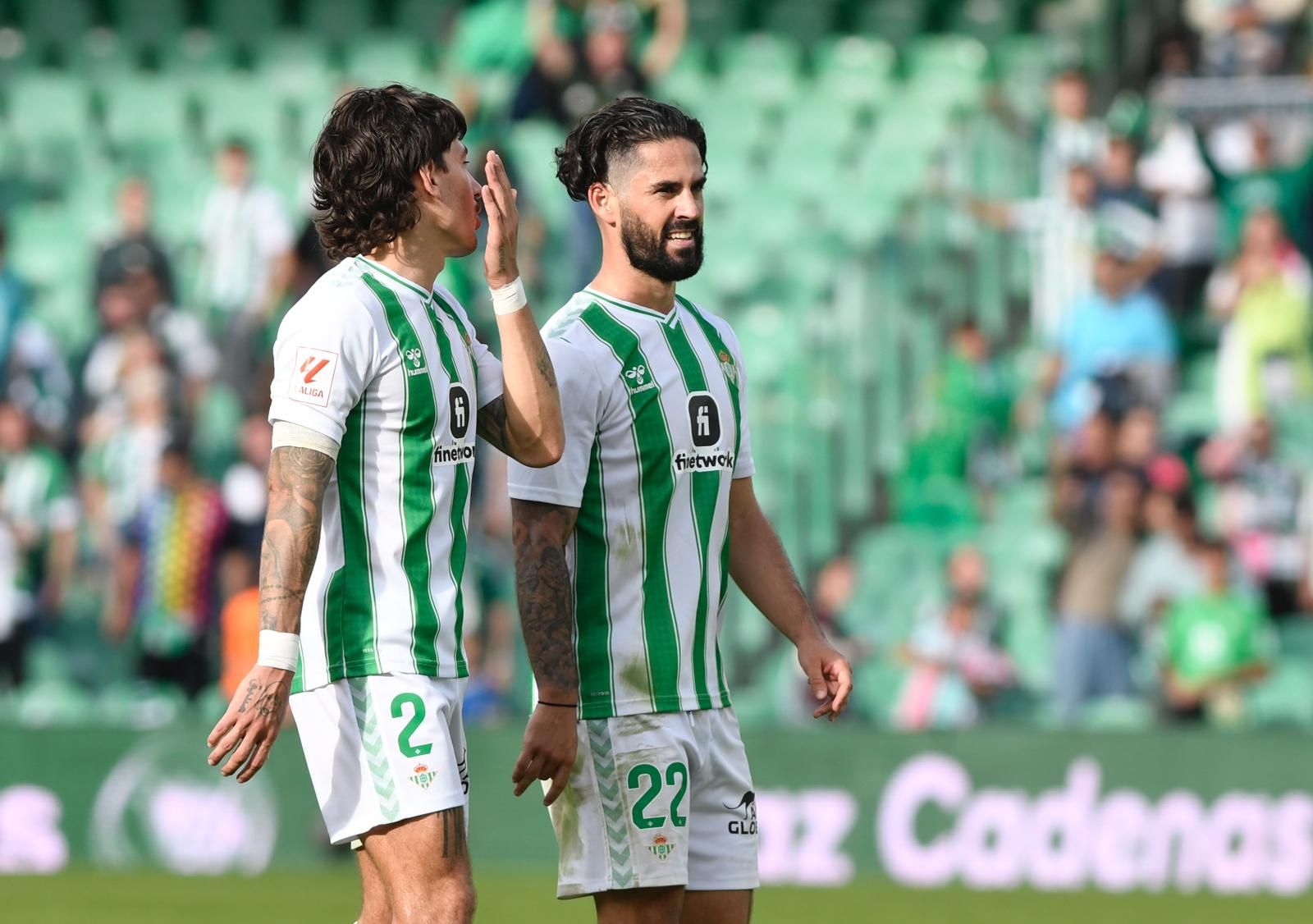 Héctor Bellerín dialoga con Isco Alarcón