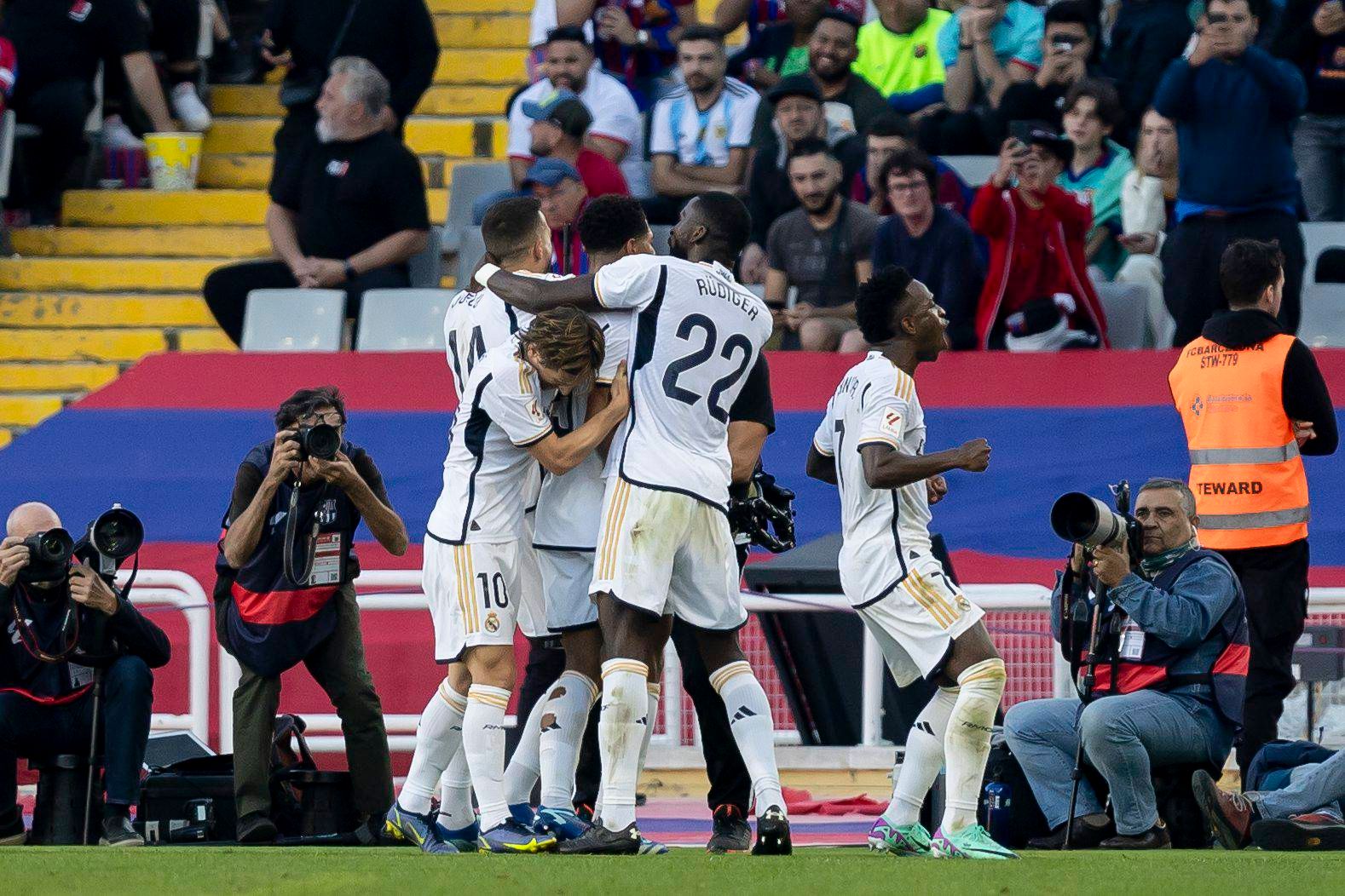 Bellingham celebra uno de sus goles en el Clásico con sus compañeros (FOTO: Cordón Press).