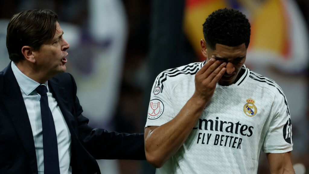 Jude Bellingham tras el manotazo de Álex Remiro (EFE)