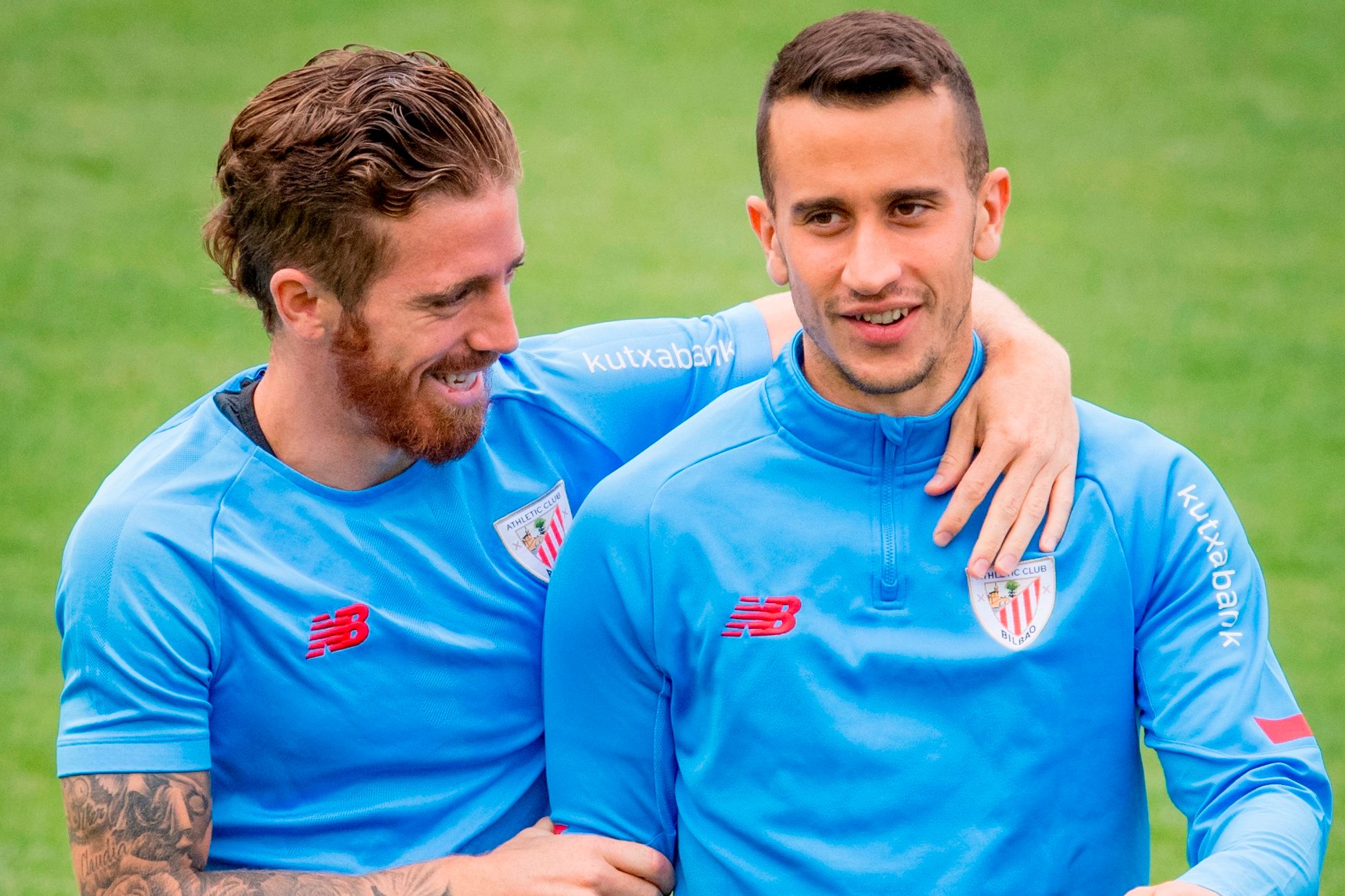 Iker Muniain da ánimos a su paisano Alex Berenguer entrenando en Lezama.