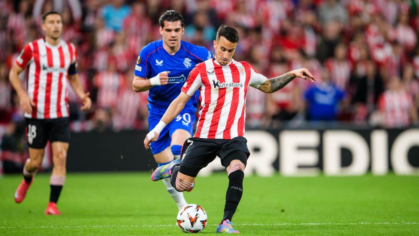  Alex Berenguer chuta ante el Rangers FC de Barry Ferguson en San Mamés.