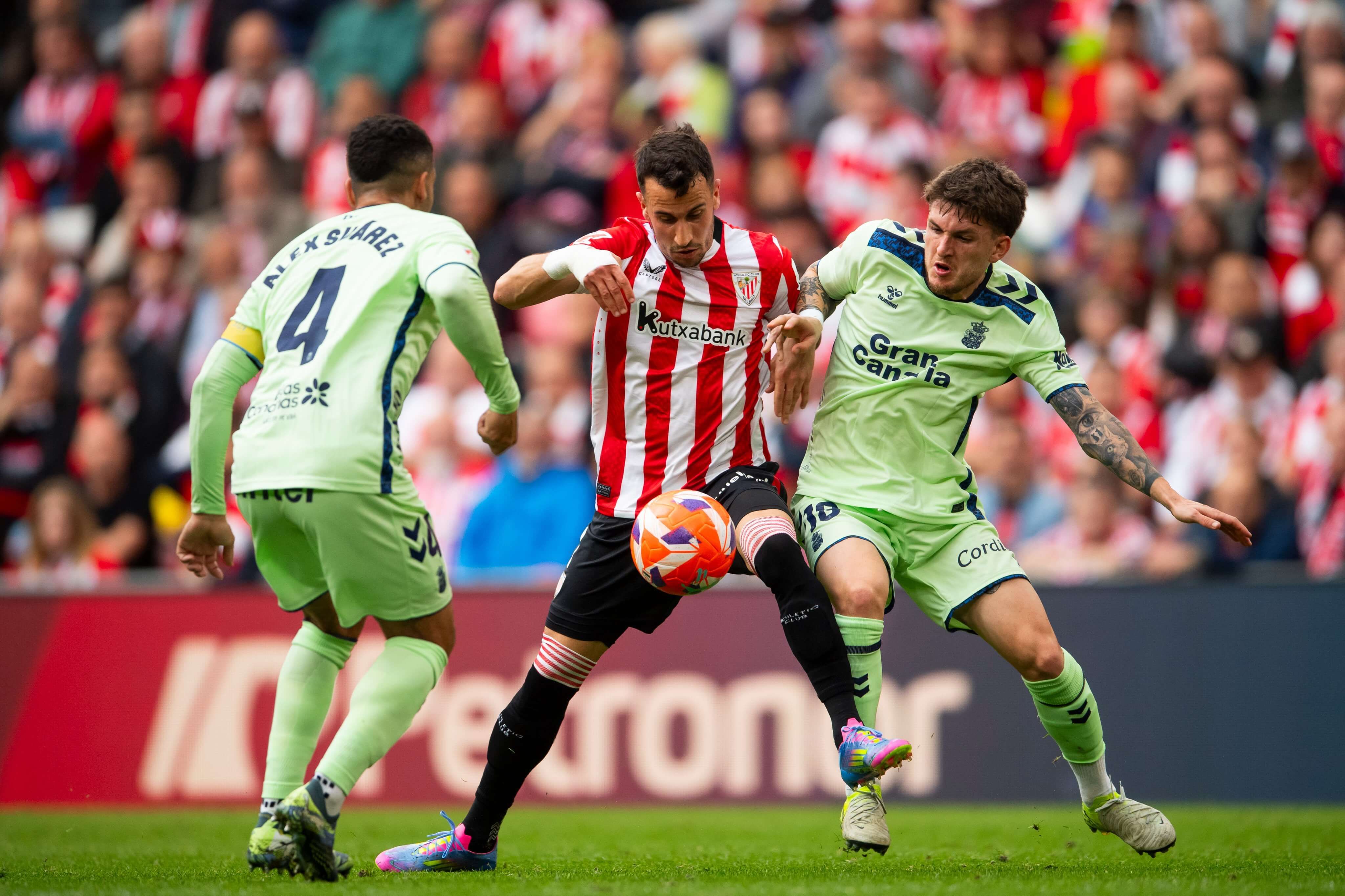 Alex Berenguer, en acción ante Las Palmas en San Mamés.