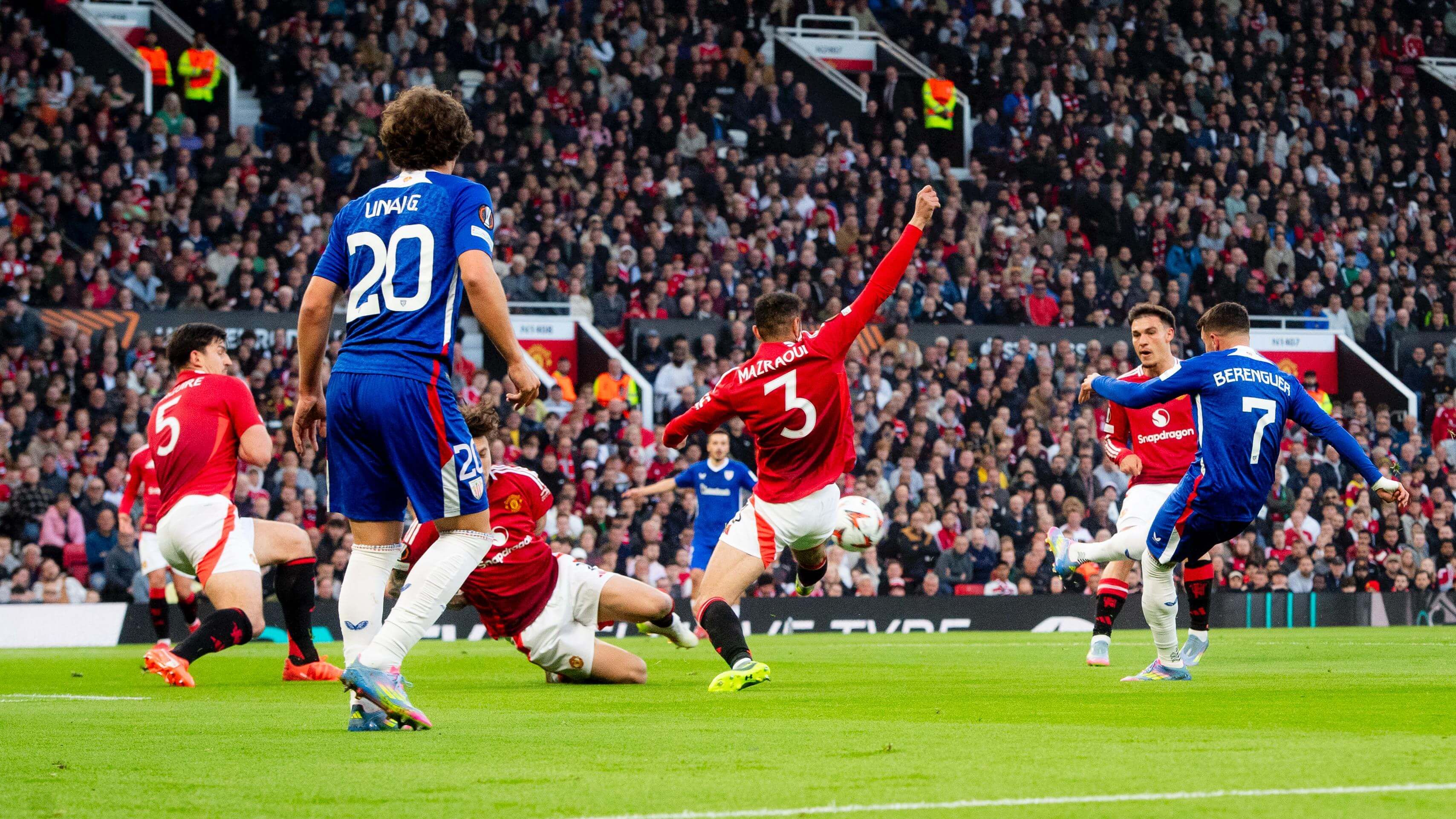  Disparo de Alex Berenguer ante el Manchester United en Old Trafford.