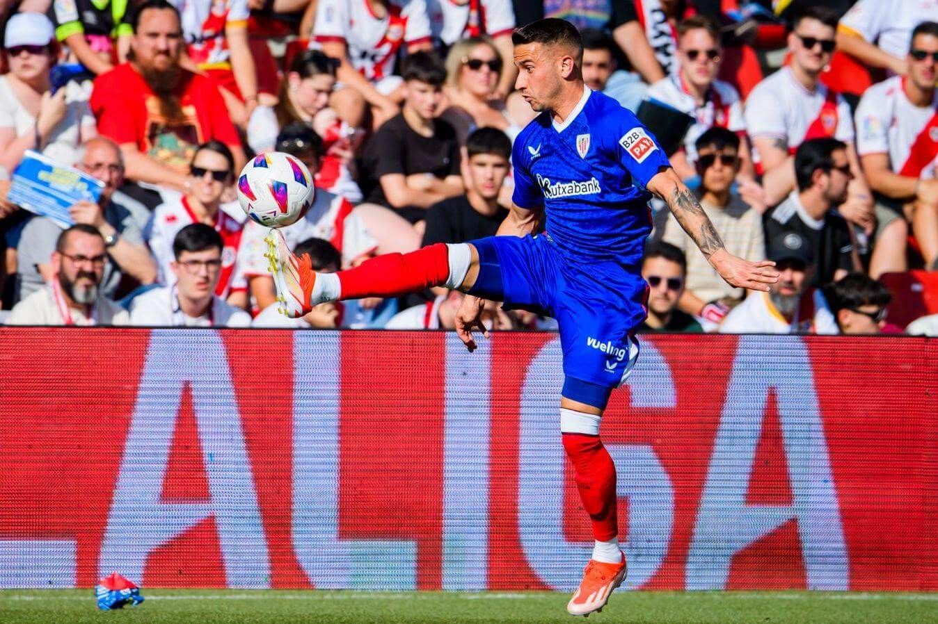  Control de Alex Berenguer ante el Rayo en Vallecas.