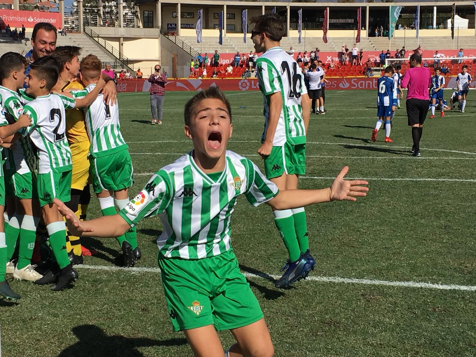  Pablo García celebra el pase del Betis a las semifinales de LaLiga Promises.