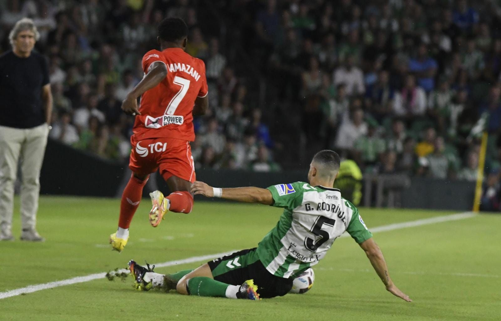  Guido Rodríguez ante el Almería