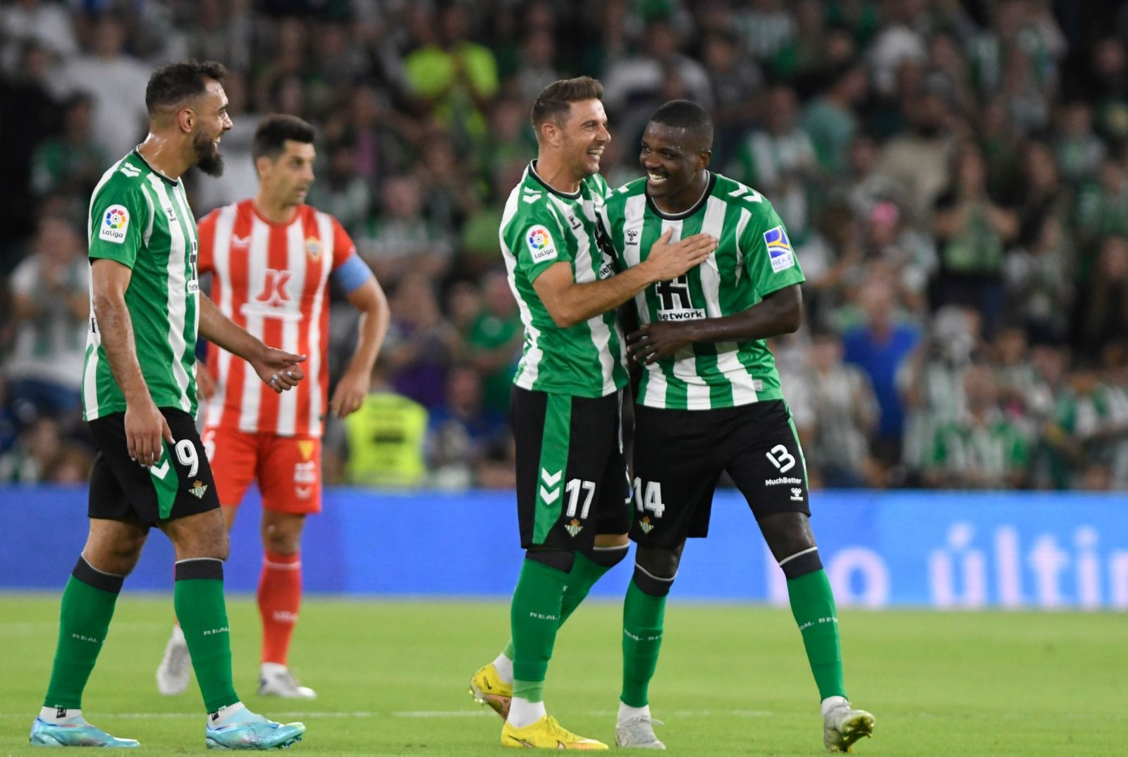 El Betis celebra un gol ante el Almería.
