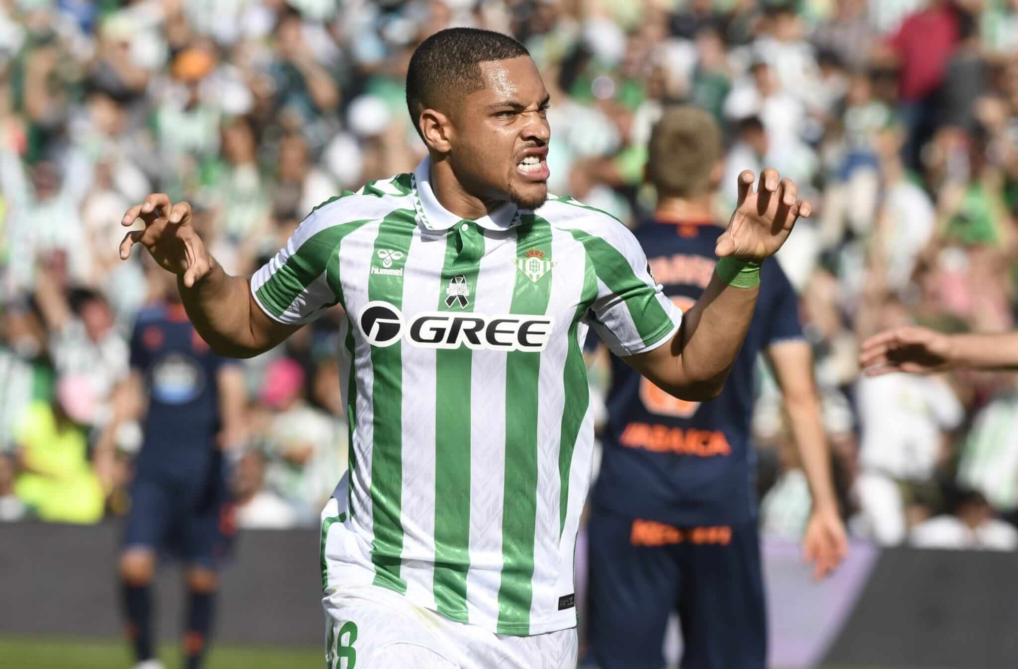  Vitor Roque celebra su gol en el Betis-Celta.
