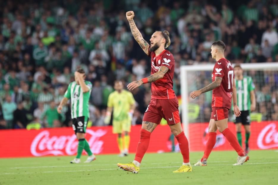  Gudelj celebra el gol de la temporada pasada..