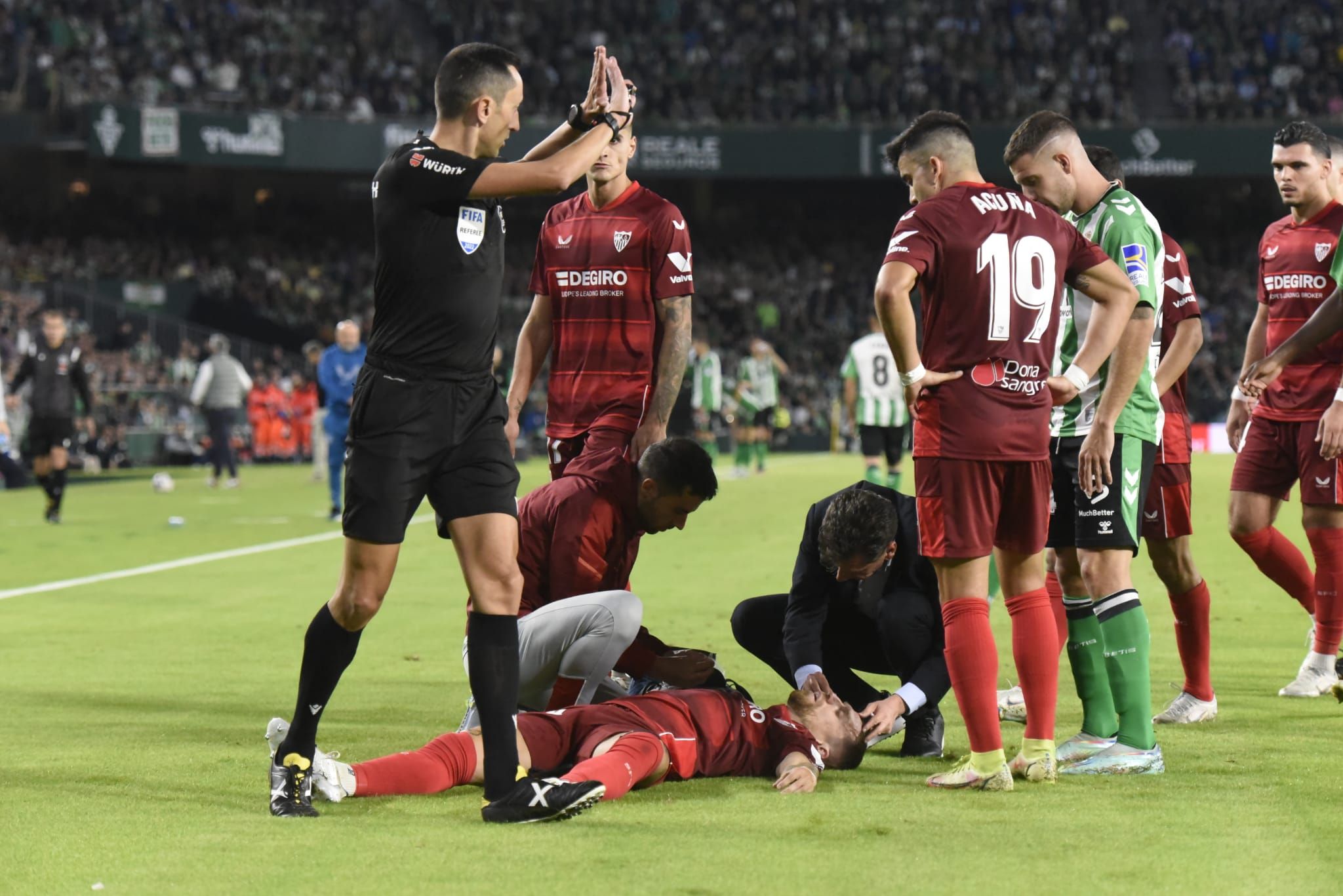  Papu Gómez, doliéndose del codazo de Fekir