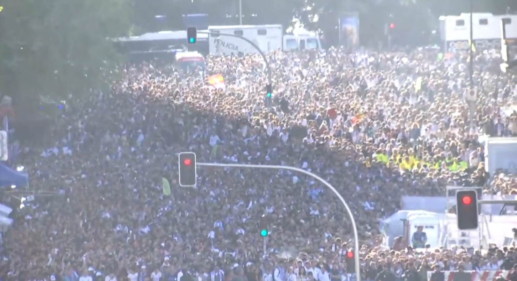  Los miles de aficionados, en los aledaños del Santiago bernabéu