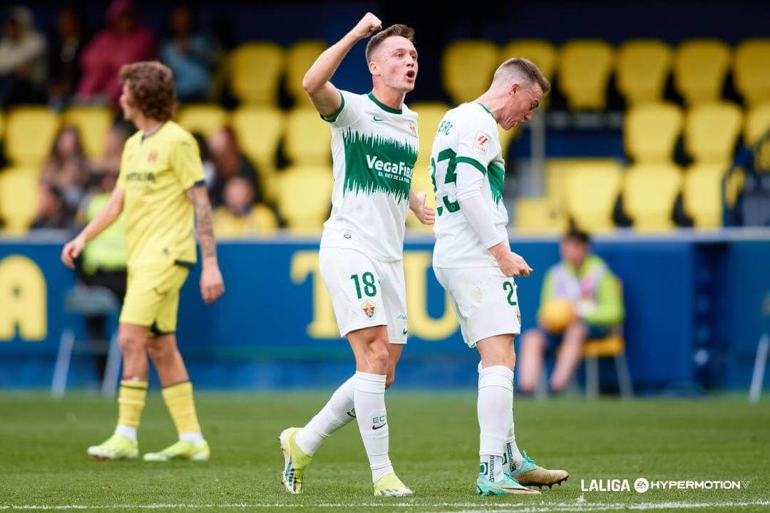 Borja Garcés celebra el triunfo del Elche ante el Villarreal B.