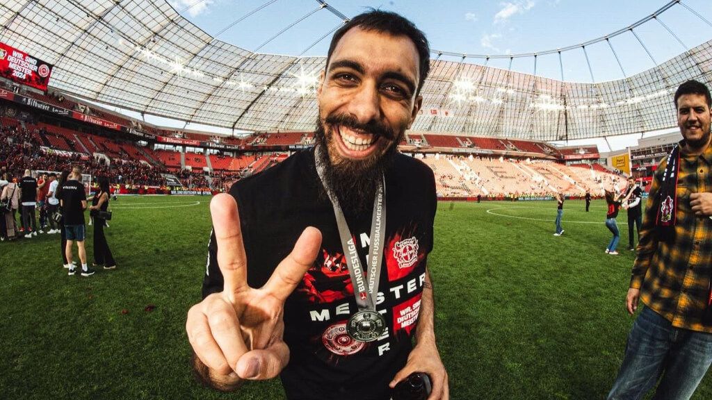  Borja Iglesias celebrando el título de Bundesliga (Fuente: @BorjaIglesias9)