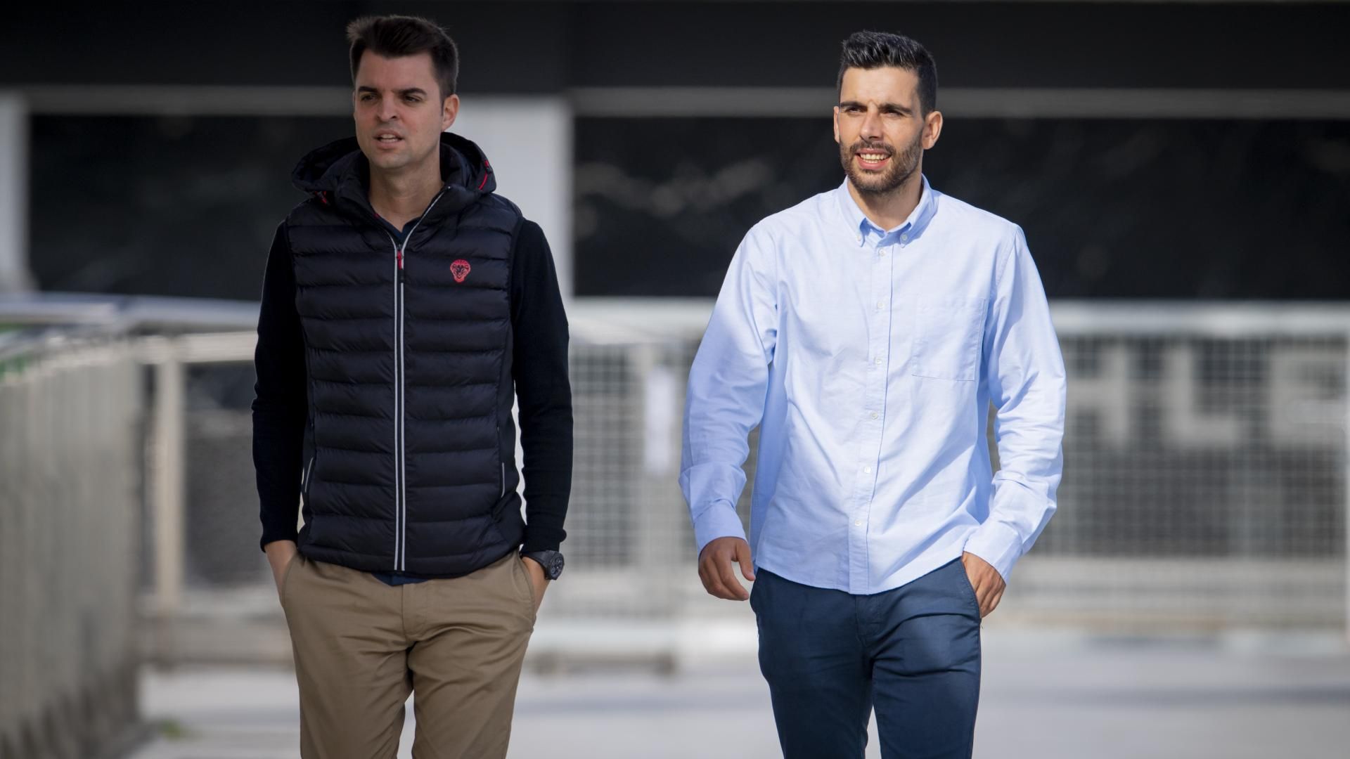  Eneko Bóveda pasea con Mikel González por las instalaciones de Lezama.