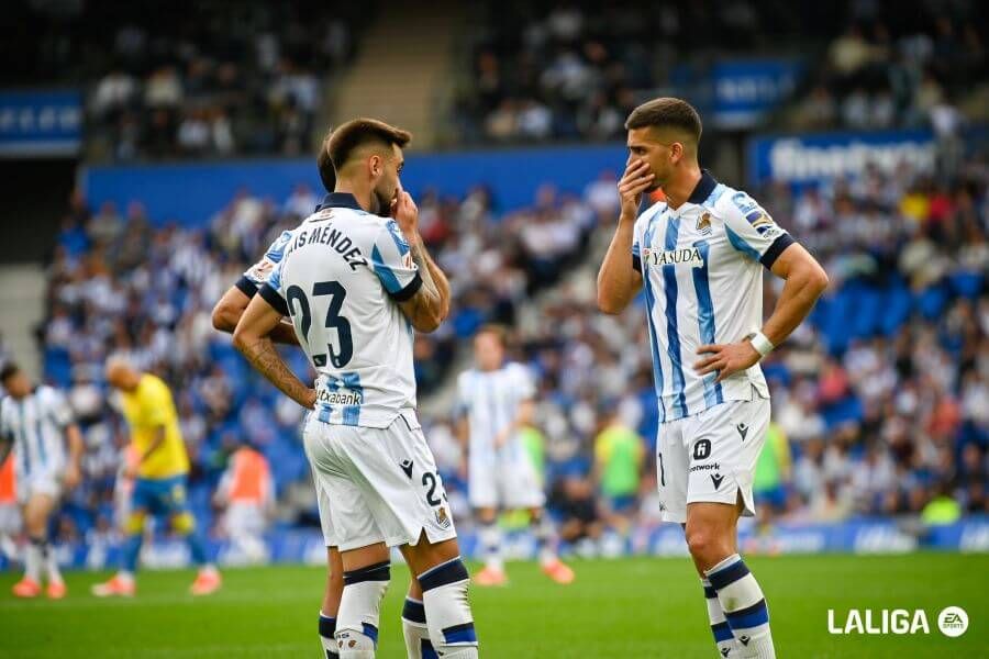 Brais Méndez y André Silva hablan antes de sacar una falta.