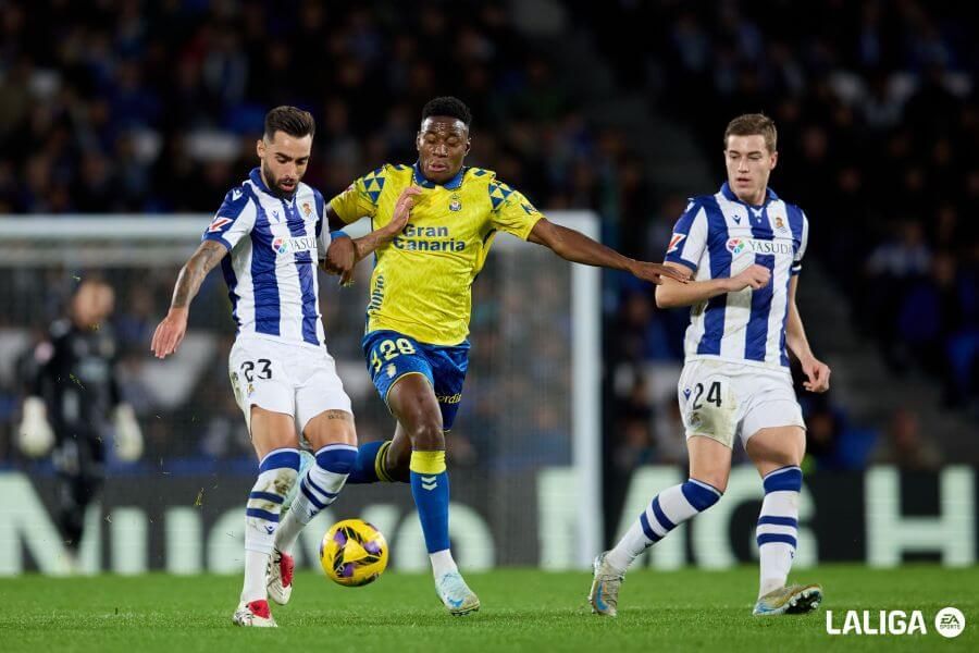  Brais Méndez y Luka Sucic pelean por un balón en el Real Sociedad-Las Palmas.