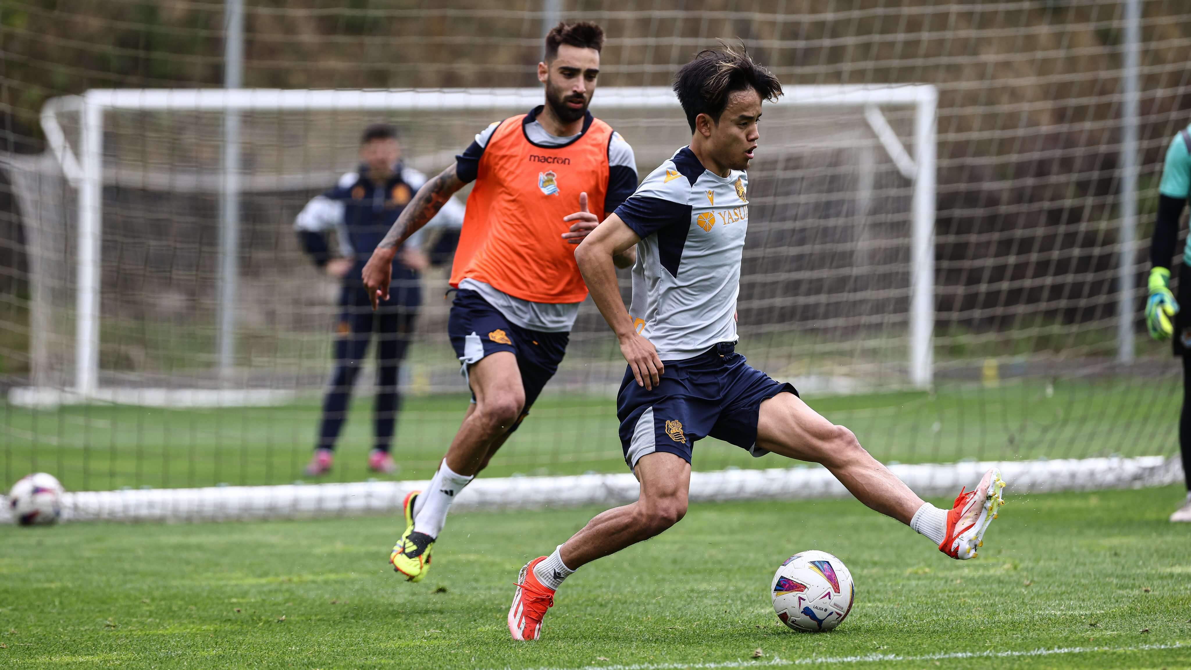  Brais Méndez y Take Kubo disputan un balón en un entrenamiento en Zubieta.