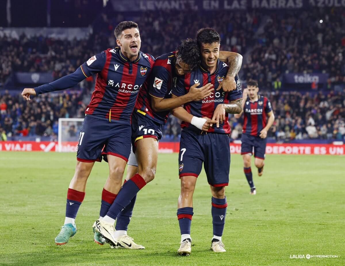  Brugué celebta un gol contra el Elche