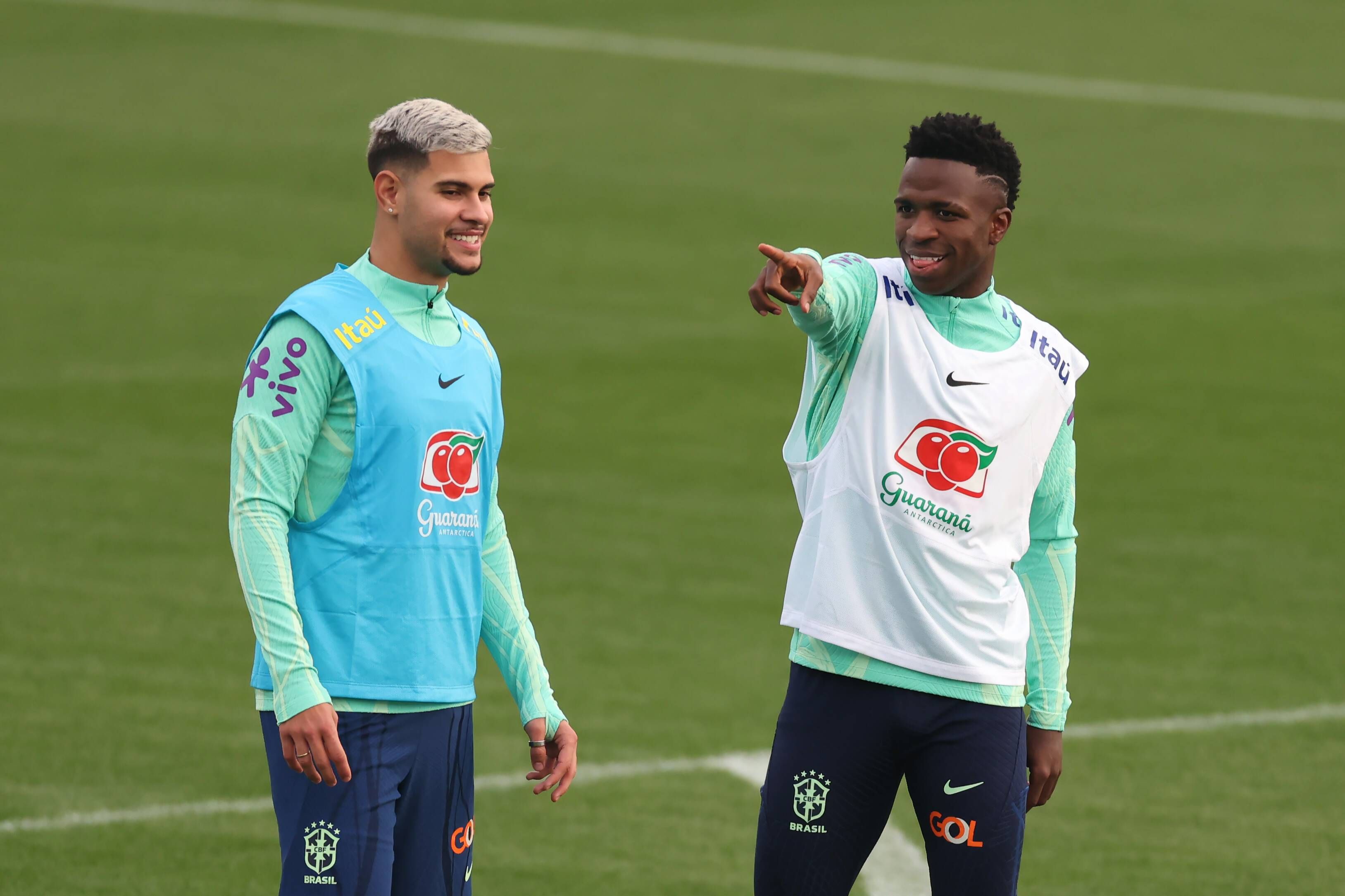  Bruno Guimaraes y Vinícius, en un entrenamiento de Brasil.