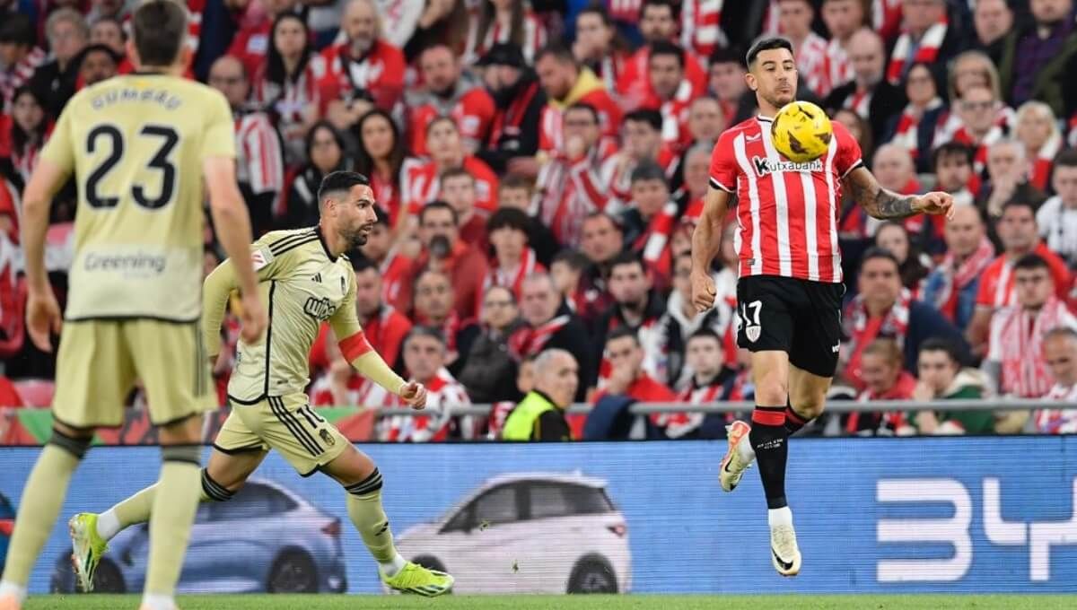 Antonio Puertas, del Granada, persigue a Yuri Berchiche, protagonista el pasado viernes en San Mamés.