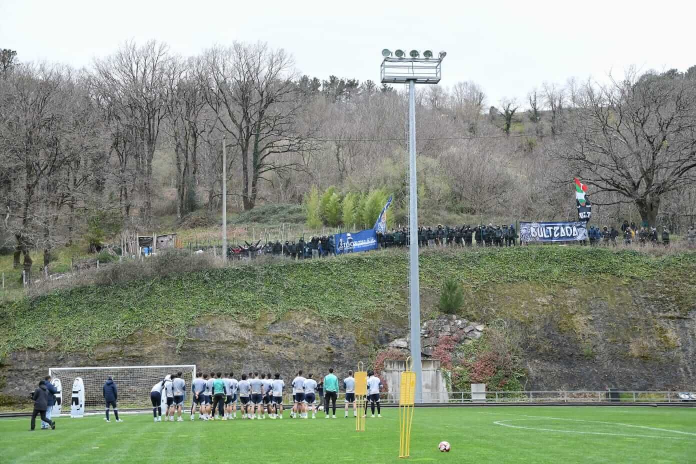  Bultzada se acercó a Zubieta a animar a los jugadores de la Real en el entrenamiento (Foto: Giovan