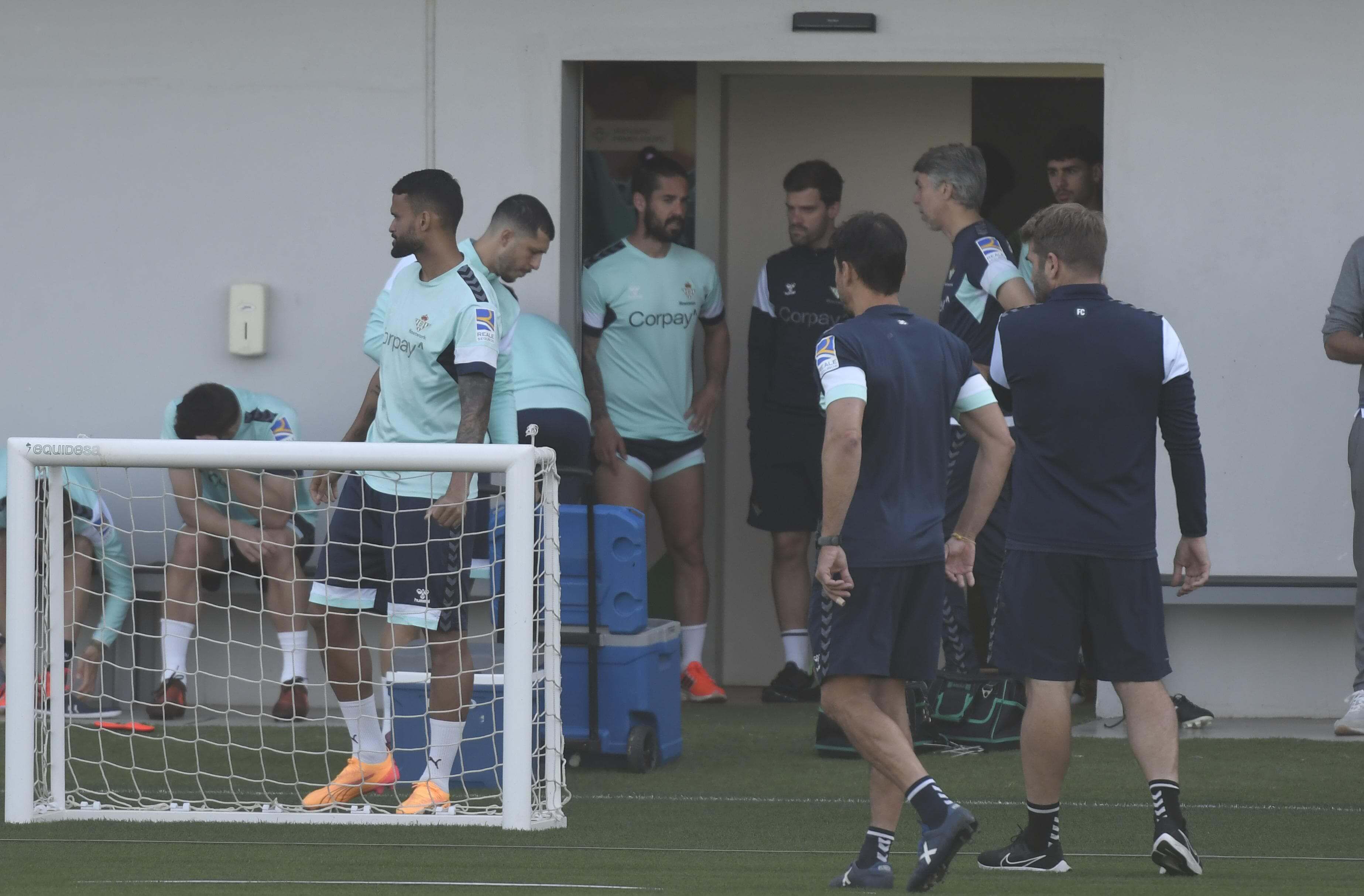  Isco Alarcón al fondo de la imagen (foto: Kiko Hurtado).