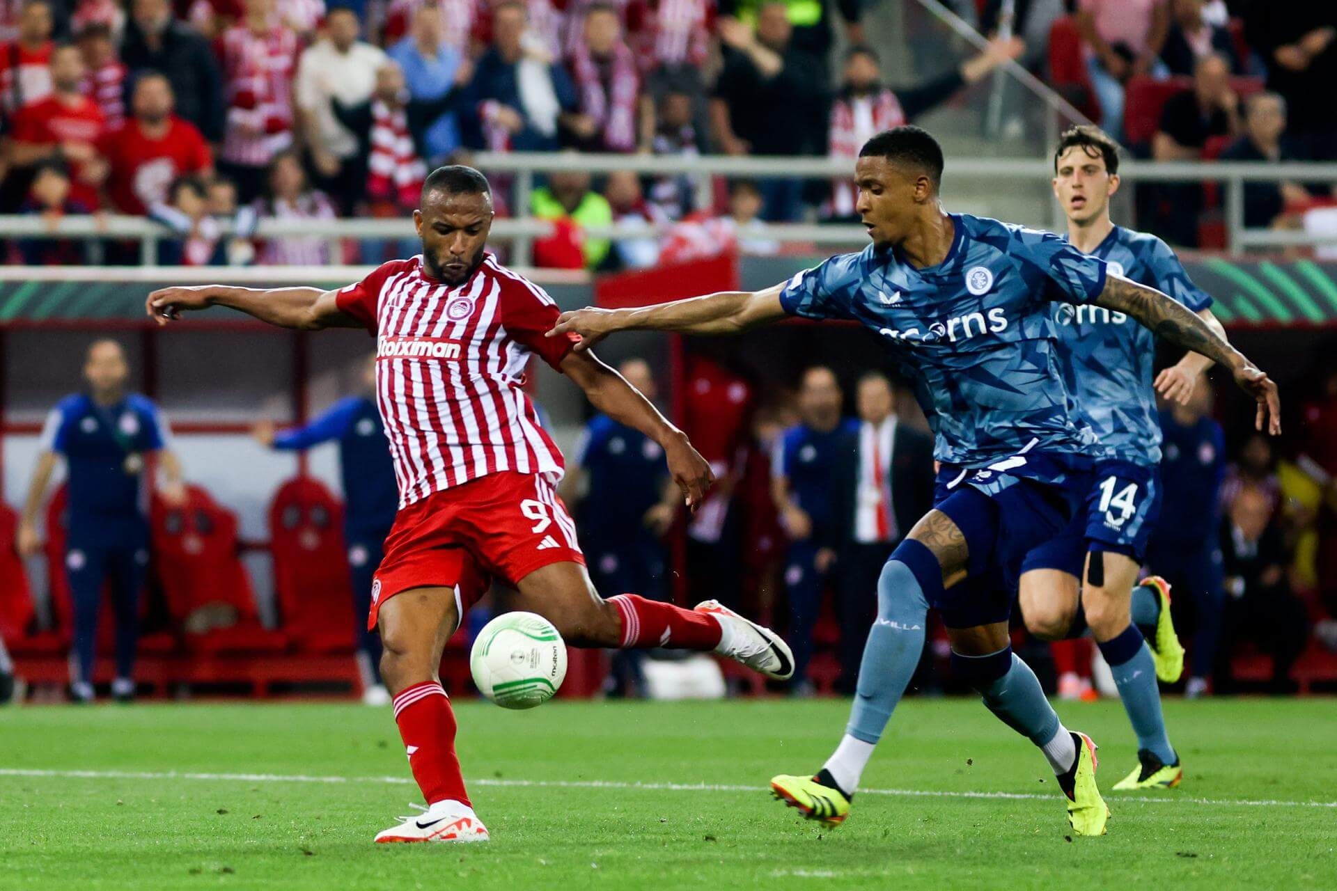 El Kaabi marcando un gol al Aston Villa.