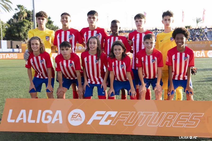 Los jugadores del Atlético de Madrid, antes del inicio de la competición.