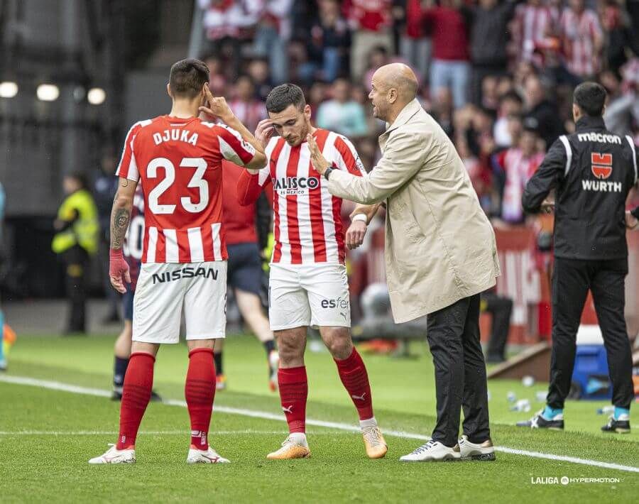  Ramírez da instrucciones a Djuka y a Campuzano en un partido del Sporting.