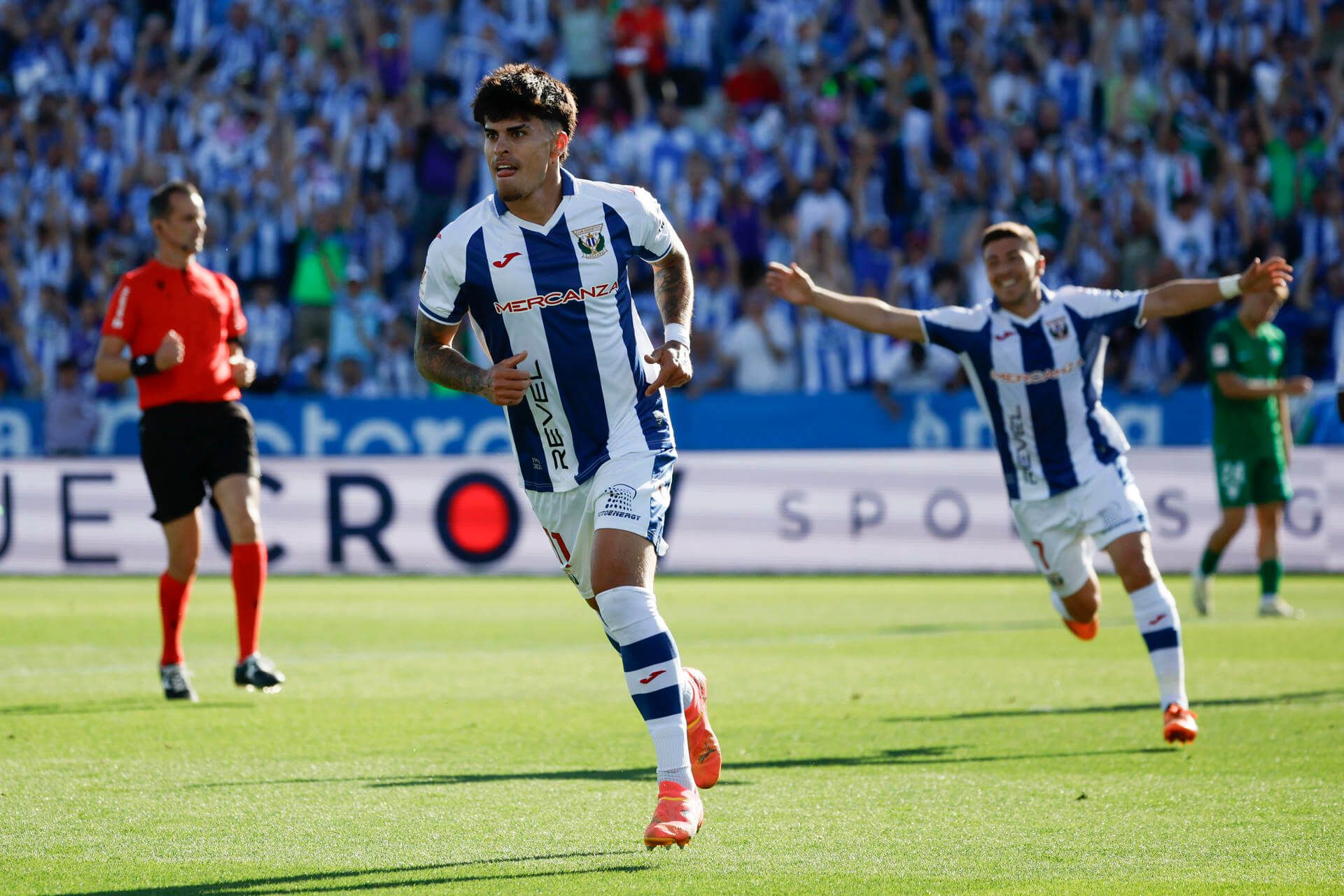  Juan Cruz, celebrando su tanto ante el Elche.