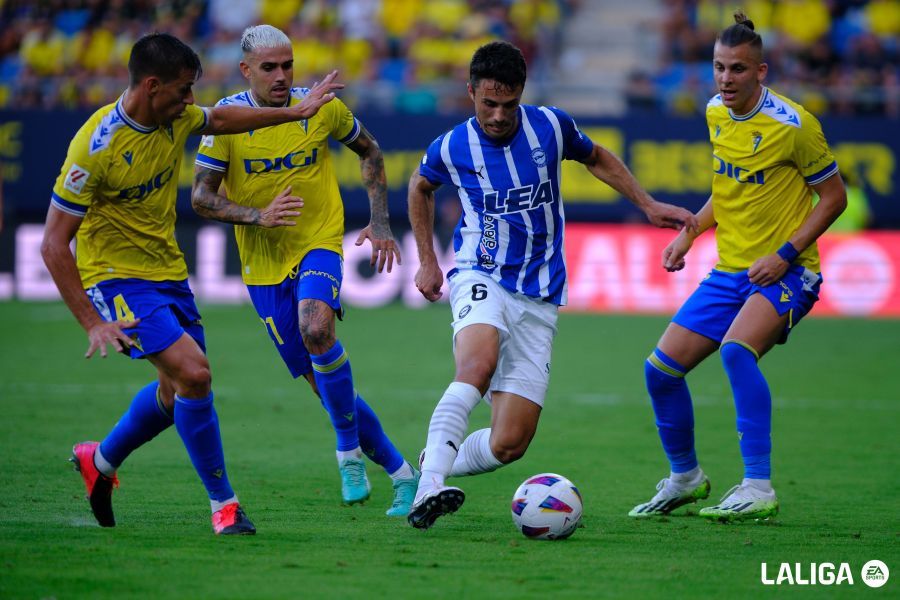 Disputa del esférico durante el Cádiz-Alavés. Fuente: LALIGA