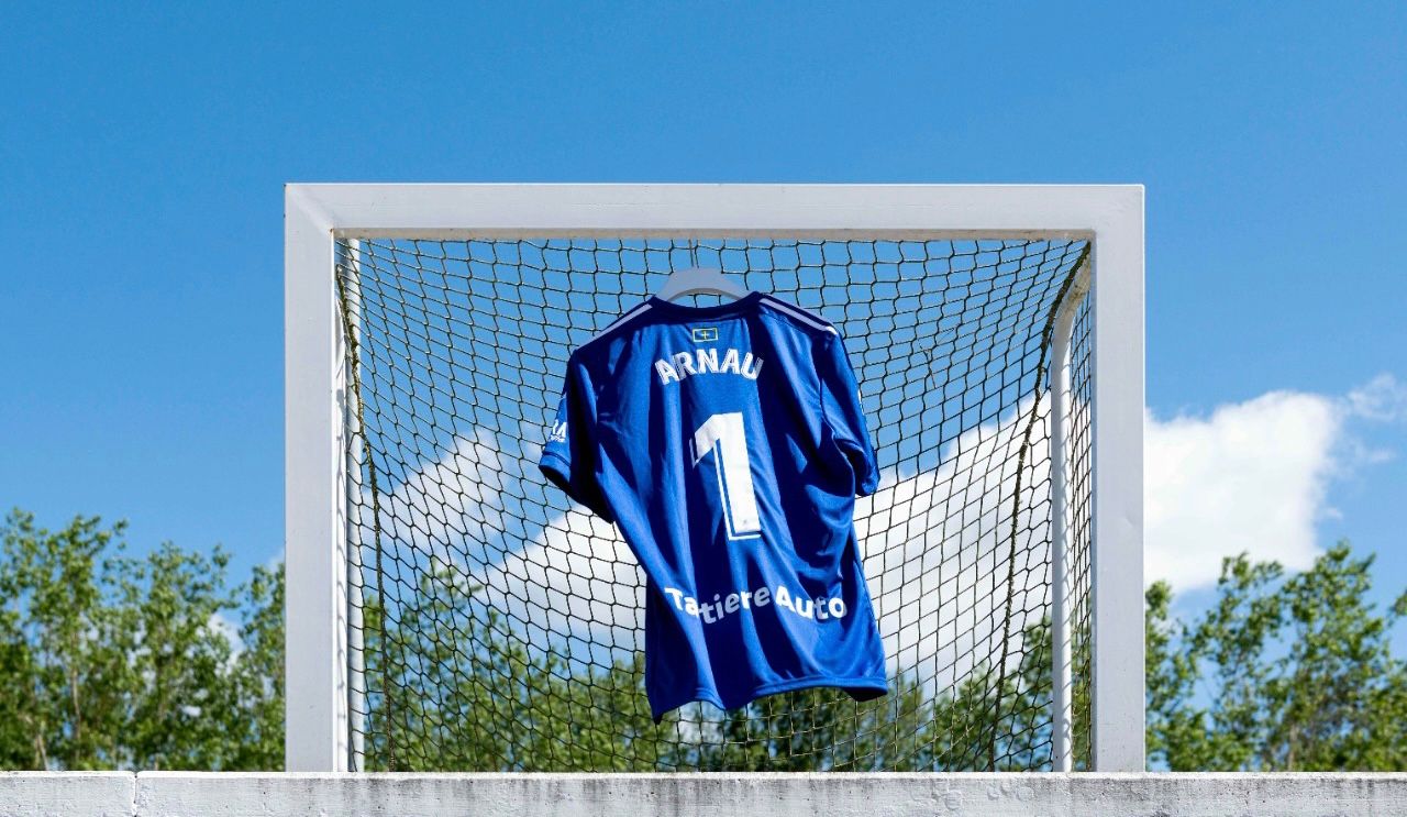  Camiseta del Real Oviedo con la serigrafía de Arnau.