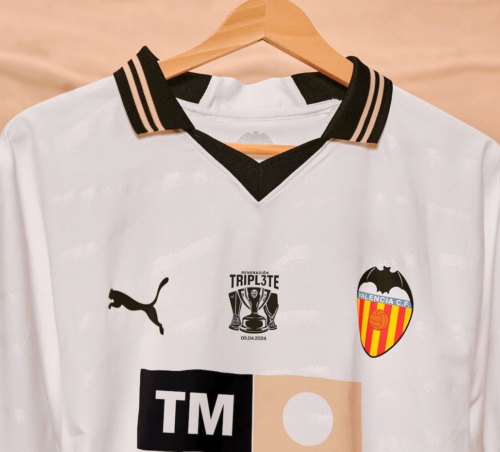  Camiseta del Triplete con el logo en el pecho