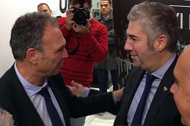  Joaquín Caparrós y el entonces presidente del Athletic Club Josu Urrutia se saludan en un acto en Sevilla.