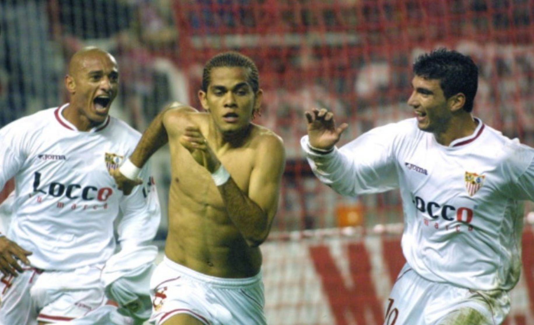  Dani Alves celebra su gol contra el Real Madrid con Reyes y Darío Silva.