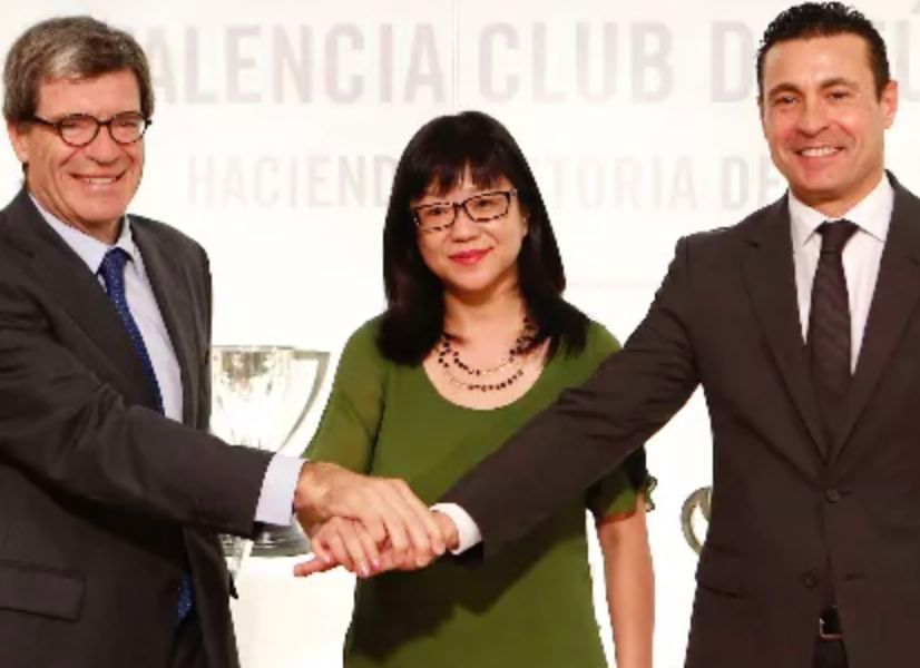 Layhoon posa junto a Aurelio Martínez y Salvo. 1 de diciembre de 2014. Se consuma la venta a Peter Lim