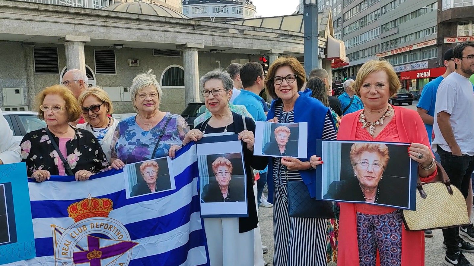  Un grupo de mujeres homenajearon a Rubén de la Barrera y a su abuela, fallecida recientemente