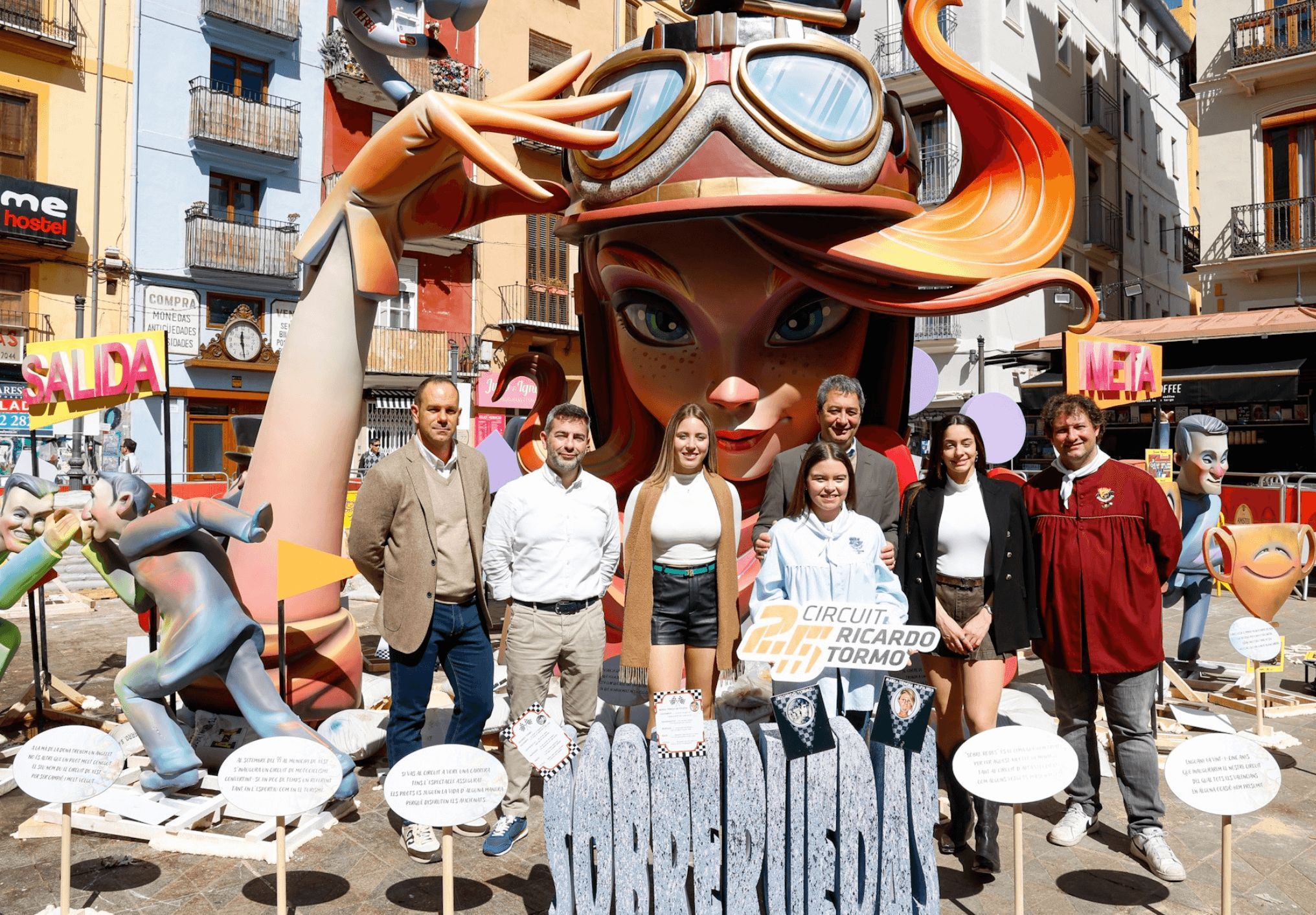  Marta García y Nerea Martí inauguran una falla homenaje al Circuito