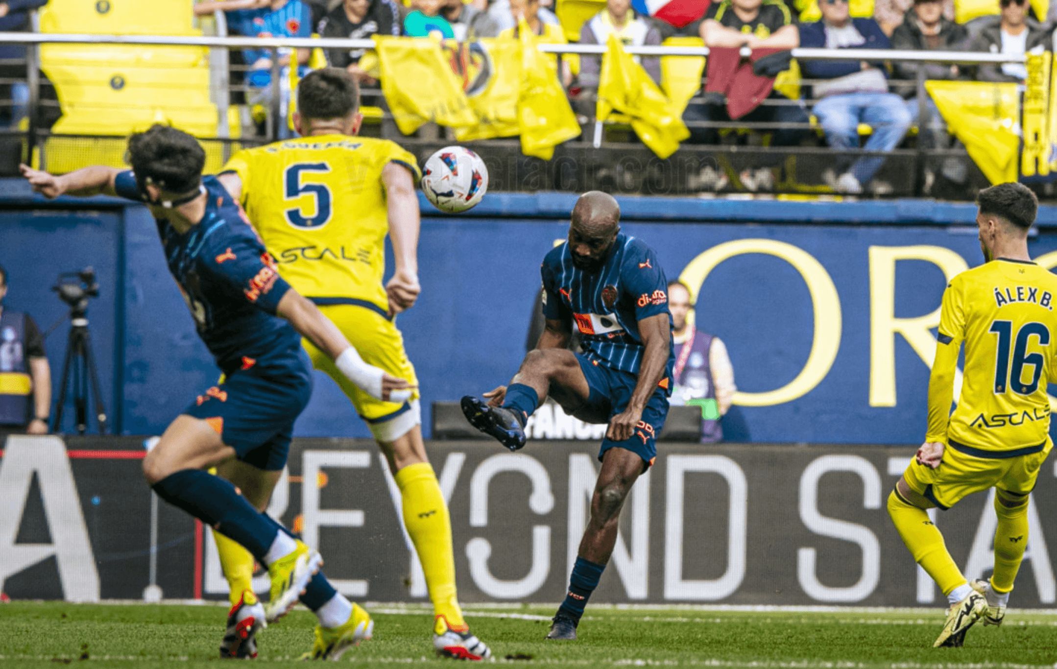 Dimitri Foulquier, ante el Villarreal CF.