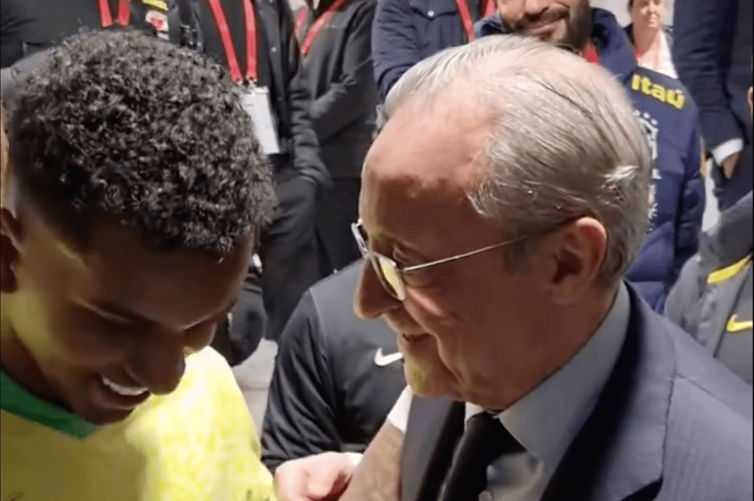  Florentino Pérez le pide la camiseta a Rodrygo Goes.