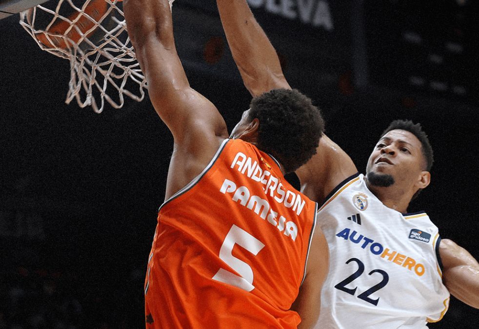 El Valencia Basket se aferra a la cuarta plaza y descabalga al Madrid del liderato