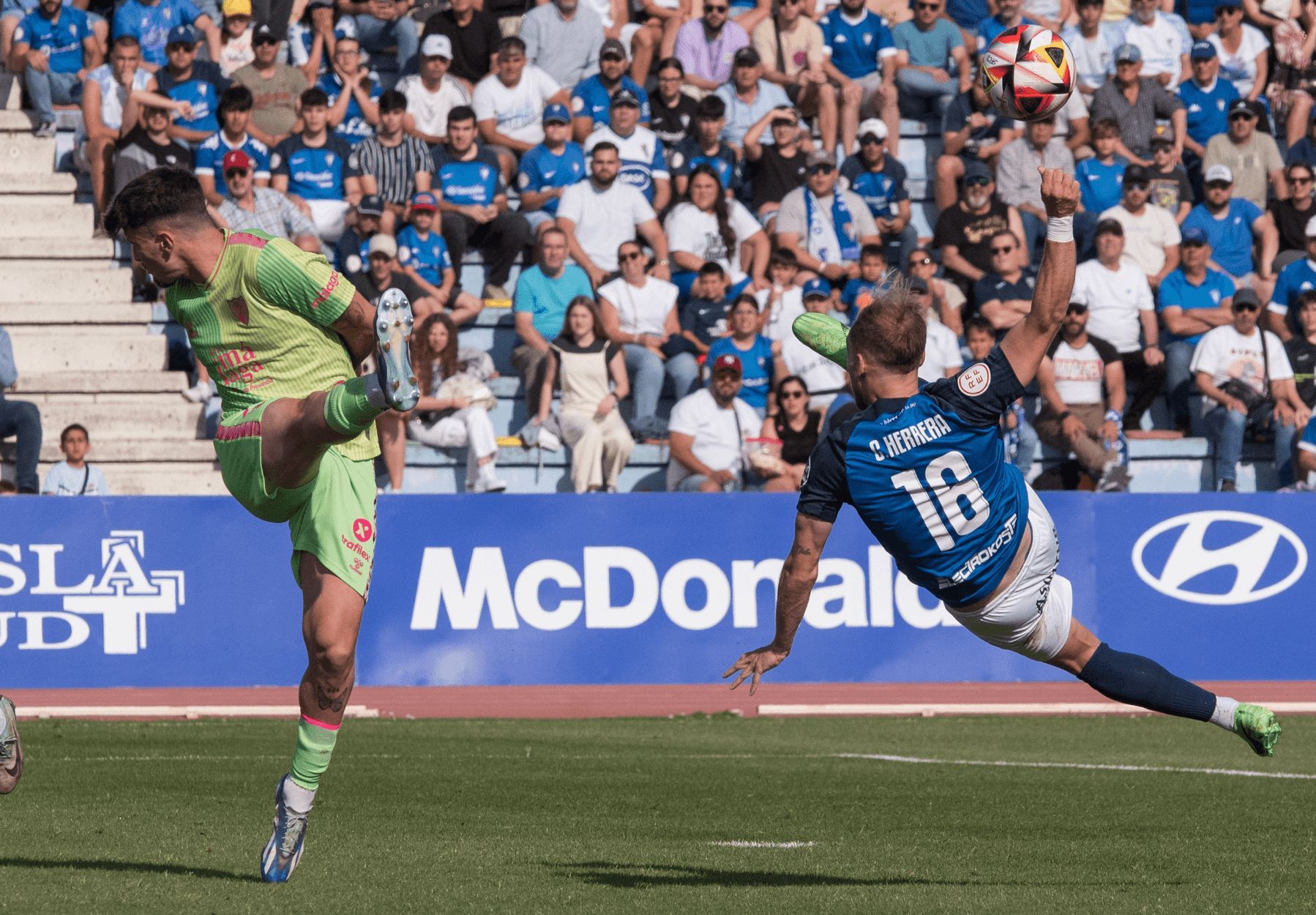 Murillo trata de impedir un remate de Herrera. (CD SF)