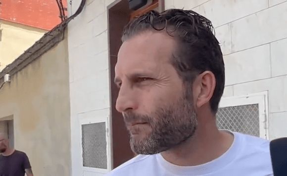  Rubén Baraja habla para los medios allí presentes.