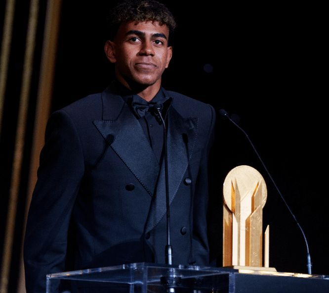  Lamine Yamal, con el Trofeo Kopa