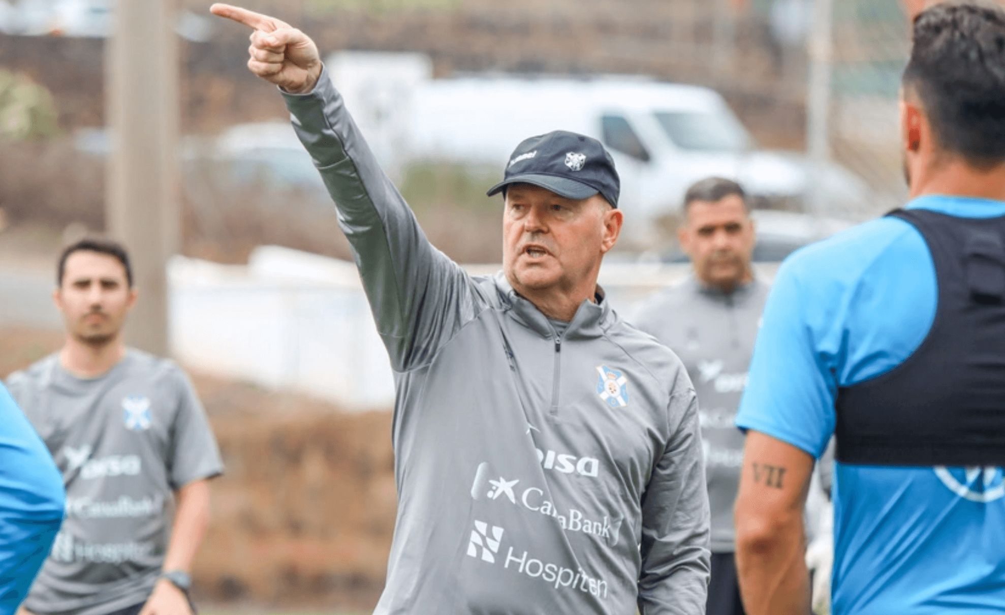  Pepe Mel dirige un entrenamiento del Tenerife.