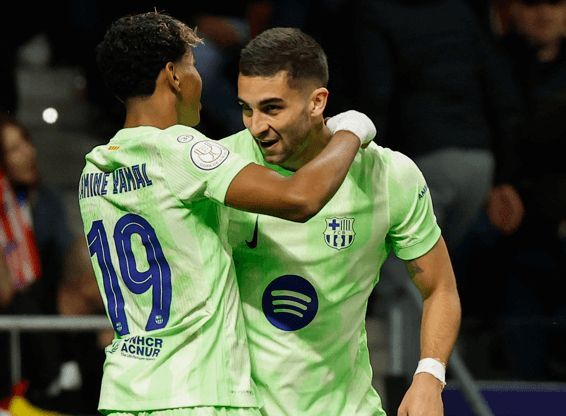 Ferran Torres y Lamine Yamal celebrando el 0-1 en el Metropolitano