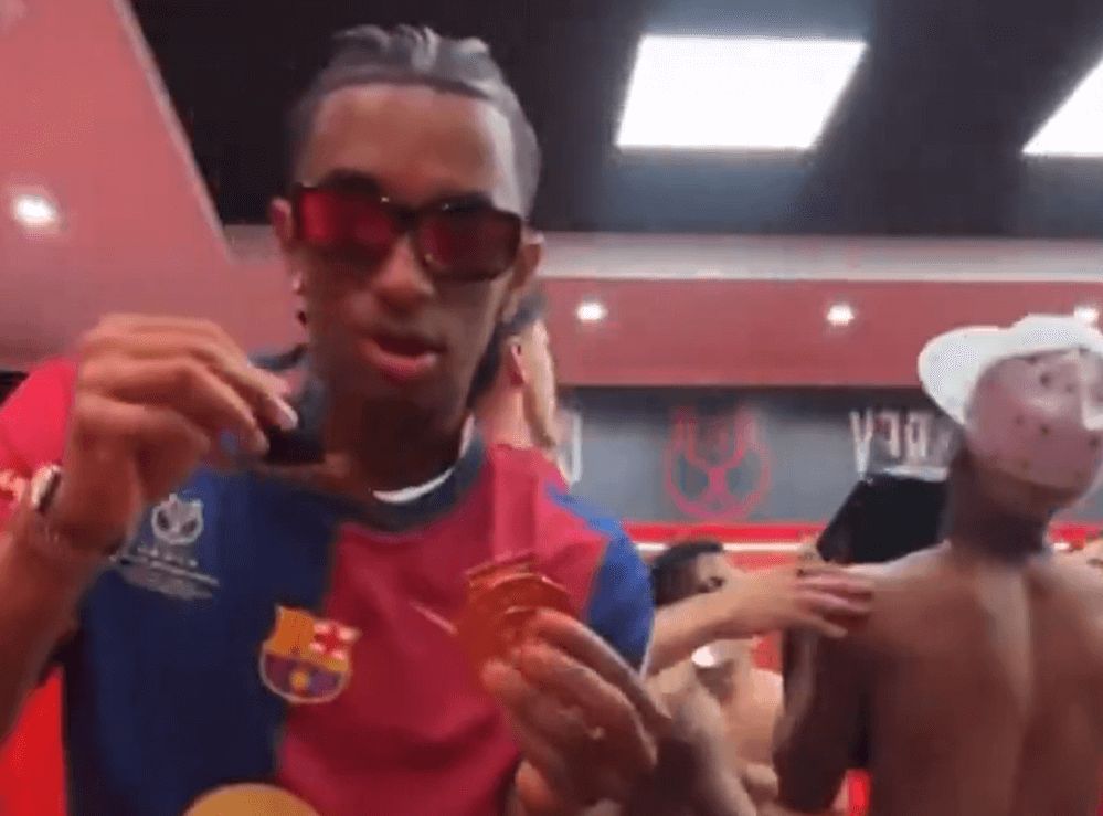  Alejandro Balde rompe su medalla en la celebración (Instagram)