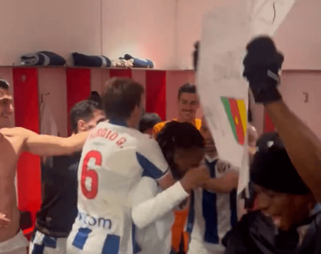  Los jugadores del Leganés rodean a Yvan Neyou