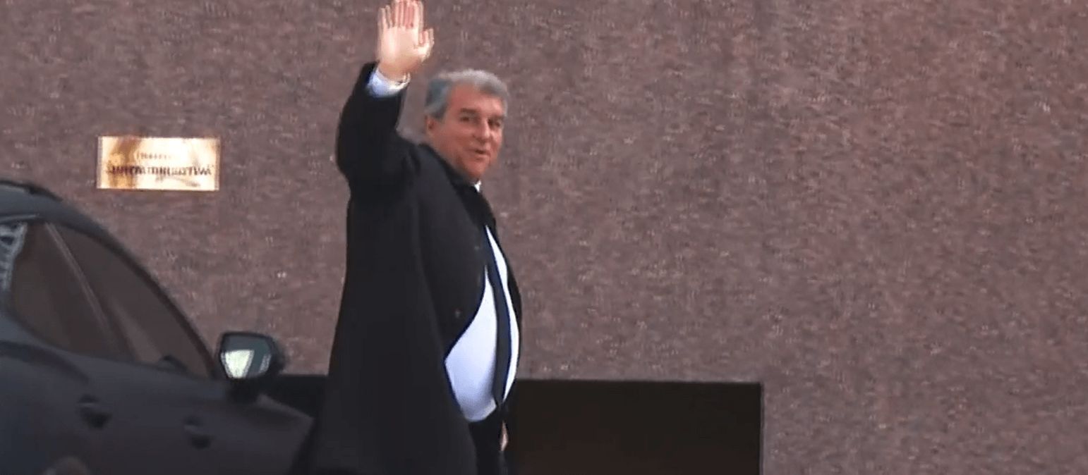 El presidente del FC Barcelona Joan Laporta saluda a la cámara.